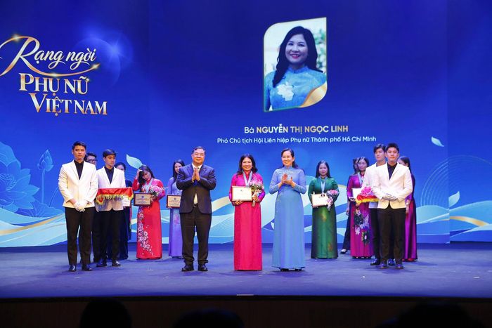 Phó Chủ tịch Hội Liên hiệp Phụ nữ TPHCM Nguyễn Thị Ngọc Linh được trao Giải thưởng Nguyễn Thị Định lần thứ hai. Ảnh: HÀ NGUYỄN