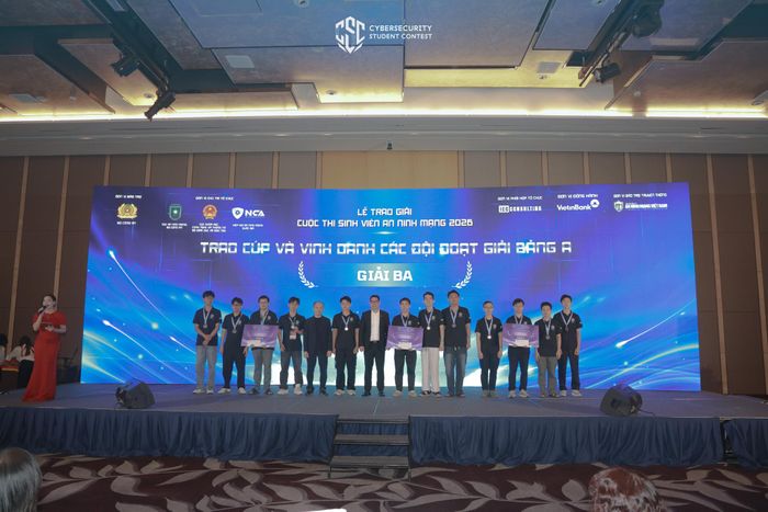  Ban tổ chức cuộc thi trao giải ba cho các đội tại lễ trao giải. Ảnh: GIA KHÁNH 