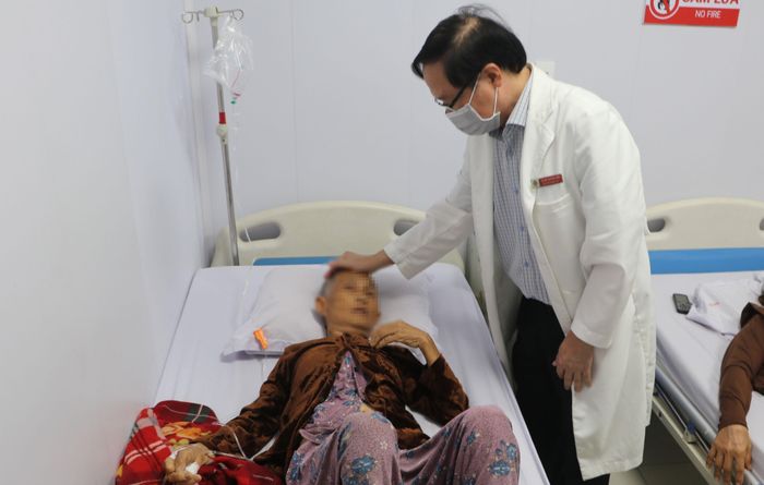 Bệnh nhân nhập viện sau khi ăn bánh mì. Ảnh: PHÚ NHIÊU