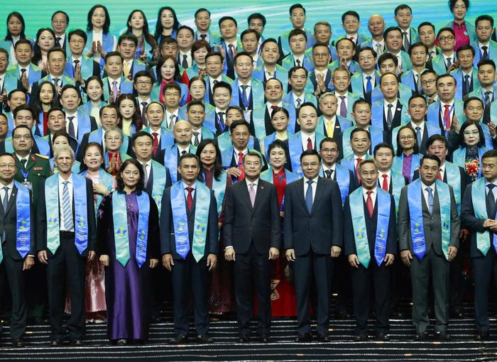 Thủ tướng Lê Minh Hưng chụp ảnh lưu niệm với đại diện các doanh nghiệp được tôn vinh. Ảnh: THÙY LINH