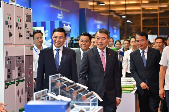 Thủ tướng Lê Minh Hưng tham quan khu vực triển lãm các sản phẩm đạt danh hiệu "Thương hiệu quốc gia" Ảnh: THU PHƯƠNG