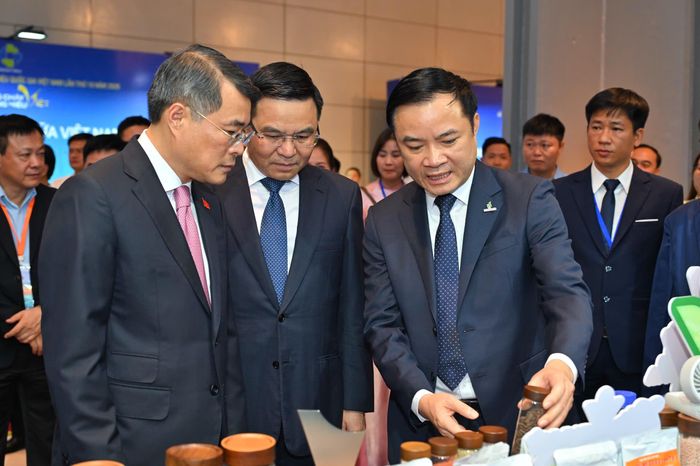 Thủ tướng Lê Minh Hưng tham quan khu vực triển lãm các sản phẩm đạt danh hiệu "Thương hiệu quốc gia". Ảnh: THU PHƯƠNG