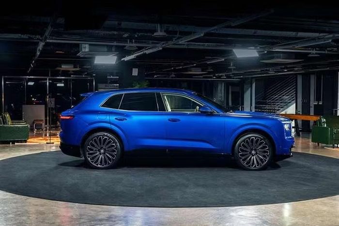 Về ngoại hình, Bentley Torcal EV 2027 có chiều dài 5.008 mm, rộng 2.025 mm, cao 1.677 mm và chiều dài cơ sở 3.023 mm. Nếu tính cả gương chiếu hậu, chiều rộng đạt 2.198 mm. Với khối lượng không tải 2.795 kg, Torcal EV có tỷ lệ phân bổ trọng lượng trước/sau 48:52 và khả năng kéo tải tối đa 2.700 kg.