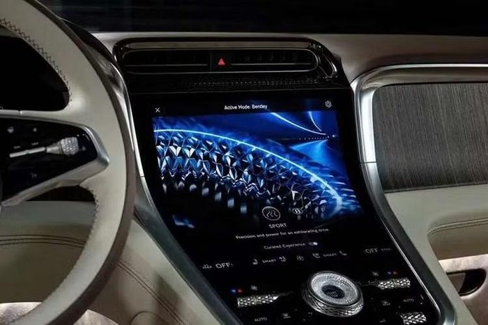Bentley Torcal được trang bị hệ thống cửa đóng/mở bằng điện cho cả bốn vị trí. Cửa xe có thể kích hoạt thông qua nhiều phương thức khác nhau, đi kèm hệ thống cảm biến tích hợp giúp phát hiện vật cản nhằm tránh nguy cơ va chạm khi mở cửa. Để bù đắp việc thiếu vắng âm thanh động cơ đốt trong, Bentley sáng tạo hệ thống âm thanh giả lập "Bentley Dynamic Symphony" được thu âm từ các nhạc cụ thực tế như trống, viola và guitar bass.