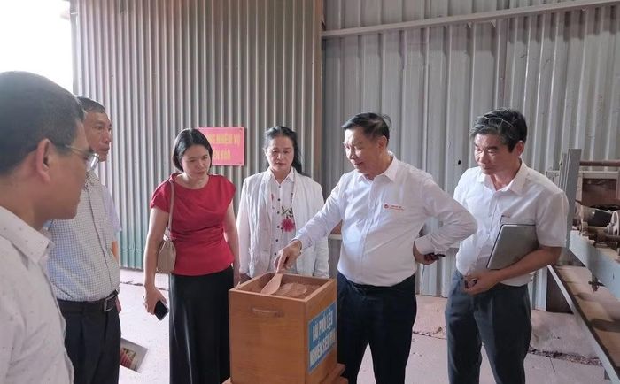 Anh hùng Lao động Nguyễn Quang Mâu – Chủ tịch HĐQT Tổ hợp Gốm Đất Việt giới thiệu về phối liệu nghiền khô siêu mịn với các đại biểu.