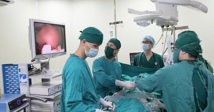 Ê-kíp phẫu thuật nội soi cho bệnh nhân - Ảnh BVCC