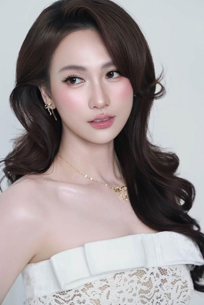 Ở tuổi 34, Phương Anh Đào sở hữu diện mạo nữ tính với những đường nét gương mặt hài hòa, thanh tú. Không cần đến những danh hiệu sắc đẹp, nữ diễn viên vẫn tạo được sức hút riêng nhờ thần thái tự tin và vẻ đẹp vừa dịu dàng, vừa có nét quyến rũ trưởng thành. Ảnh: FB Phương Anh Đào