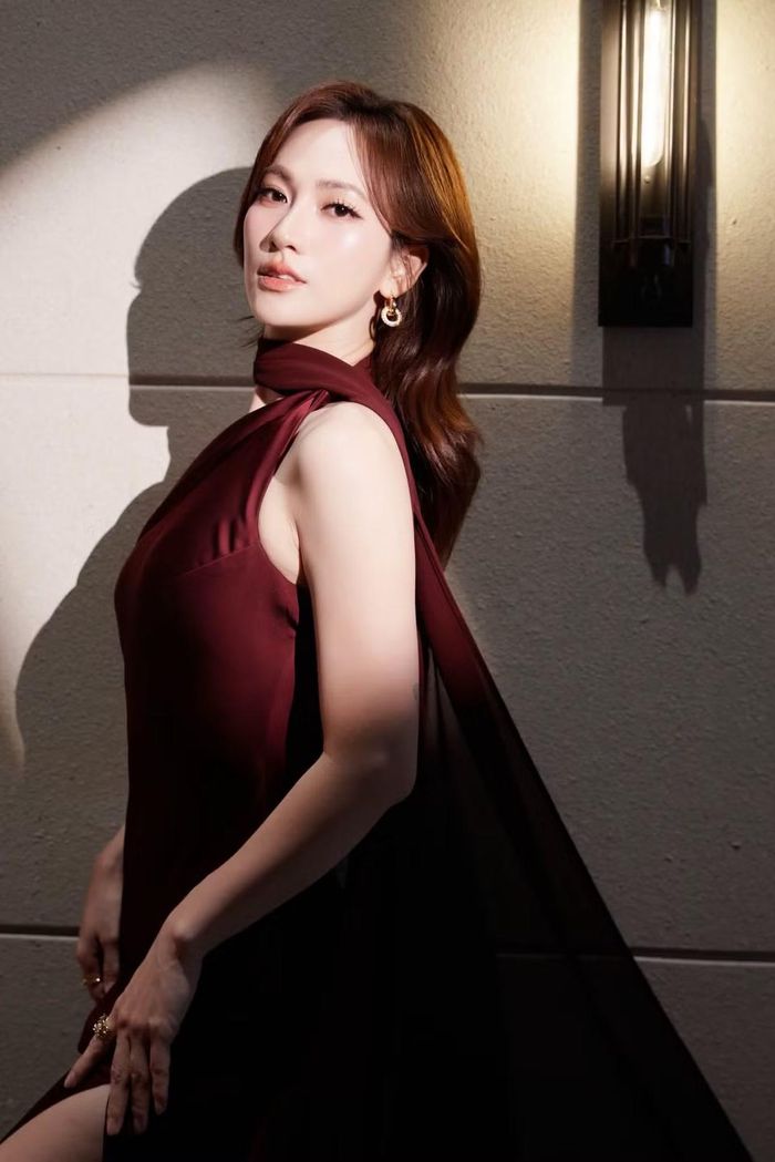 Tại các sự kiện giải trí, Phương Anh Đào thường lựa chọn trang phục có đường cắt xẻ tinh tế hoặc kiểu dáng trẻ trung để tạo điểm nhấn. Cách phối đồ hài hòa giúp nữ diễn viên vừa giữ được vẻ thanh lịch, vừa thể hiện nét quyến rũ hiện đại. Ảnh: FB Phương Anh Đào