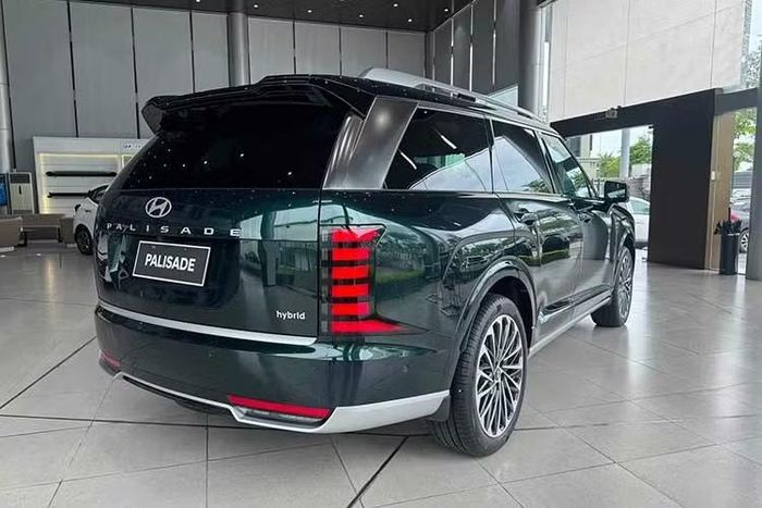 Mức tiêu thụ nhiên liệu kết hợp được công bố từ 6,1 lít/100 km, theo chứng nhận của Cục Đăng kiểm Việt Nam. Palisade Hybrid mới còn được trang bị hệ dẫn động bốn bánh toàn thời gian HTRAC điều khiển điện tử, các chế độ lái Eco, Sport, My Drive và hệ thống kiểm soát đa địa hình với ba chế độ Snow, Mud và Sand.