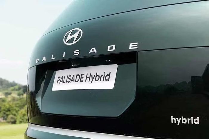 Phía sau alisade Hybrid 2026 sử dụng cụm đèn LED đặt dọc, đồng bộ với thiết kế phía trước. Xe có kích thước dài, rộng, cao lần lượt 5.065 x 1.980 x 1.805 mm, chiều dài cơ sở đạt 2.970 mm. So với thế hệ trước, chiều dài tổng thể tăng 70 mm và trục cơ sở tăng khoảng 20 mm.