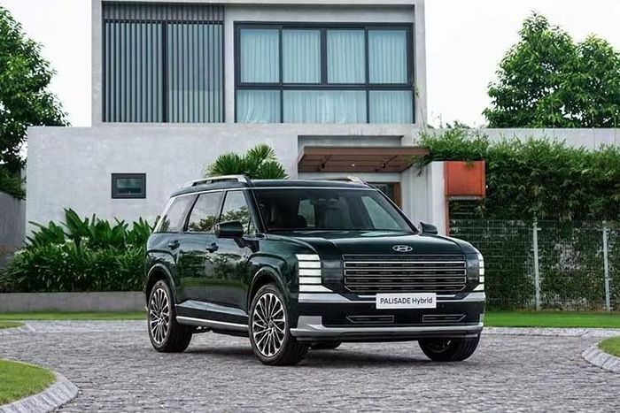 Tại thị trường Việt Nam, Hyundai Palisade Hybrid hoàn toàn mới được phân phối với ba phiên bản, gồm Prestige, Calligraphy 8 chỗ và Calligraphy 7 chỗ. Giá bán từng phiên bản như sau: Hyundai Palisade Hybrid Prestige 2026 giá 1.499 tỷ đồng; Palisade Hybrid Calligraphy (8 chỗ) giá 1.689 tỷ đồng; Palisade Hybrid Calligraphy (7 chỗ) giá 1.699 tỷ đồng.