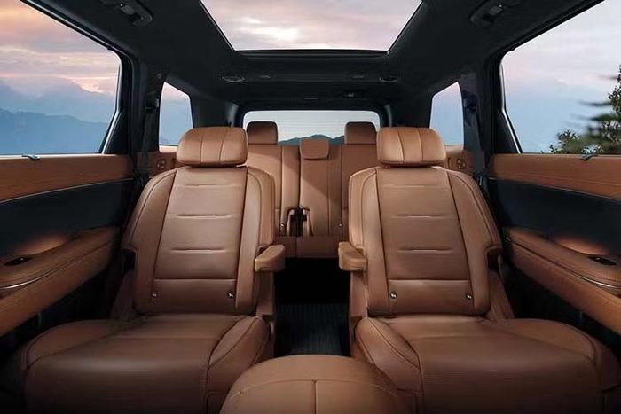 Các tiện nghi khác được Hyundai công bố gồm hệ thống âm thanh Bose 14 loa, đèn viền nội thất, kính cách âm hai lớp và 6 cổng sạc USB Type-C với công suất lên tới 100 W, bố trí tại cả ba hàng ghế.