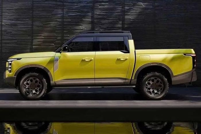 Nissan Navara Pro PHEV được cung cấp bốn chế độ lái gồm Standard, Eco, Sport và Slippery. Bên cạnh đó là 7 chế độ vận hành địa hình, gồm Standard, Sand, Mud, Rock, Deep Snow, Wading và Expert, nhằm hỗ trợ xe thích ứng với nhiều điều kiện mặt đường khác nhau.