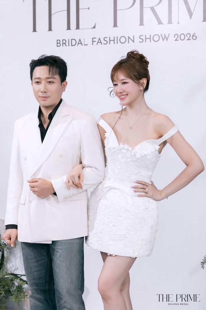 Trong một chia sẻ nhân dịp sinh nhật Hari Won, Trấn Thành cho biết anh thường áp lực khi chọn quà cho vợ. Nam nghệ sĩ hài hước nói việc bà xã thêm một tuổi khiến anh lo lắng, bởi anh mong cô luôn trẻ khỏe để hai người đồng hành lâu dài. Ảnh: FB Trấn Thành.