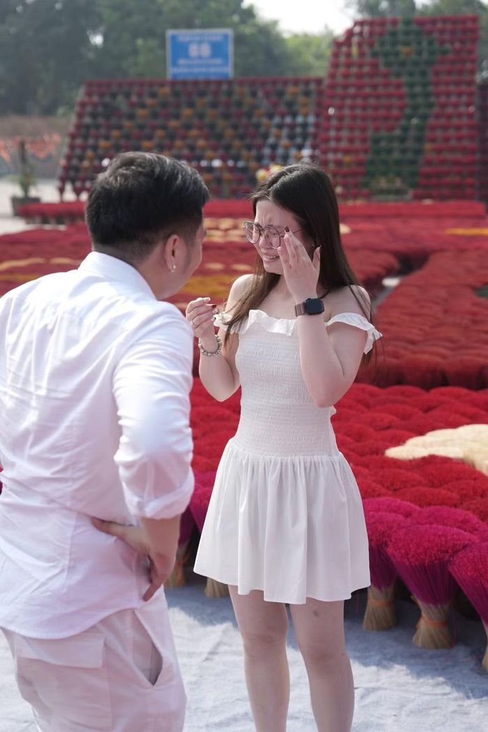 Cô gái không giấu được xúc động trước món quà bất ngờ. Theo phía làng nghề, chàng trai đã liên hệ từ khoảng một tháng trước để chuẩn bị kế hoạch cầu hôn.