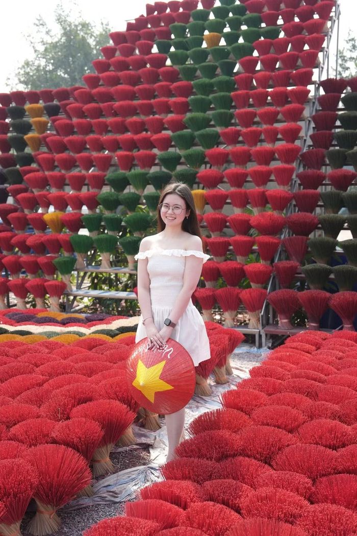 Không gian làng nghề vốn đã nổi tiếng với những bó tăm hương xòe như hoa nay càng gây chú ý với cách bài trí nhiều màu sắc. Quảng Phú Cầu là điểm đến quen thuộc của đông đảo du khách quốc tế.