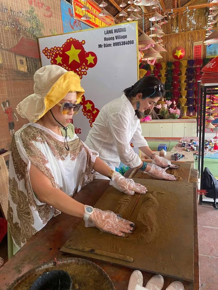 Du khách tới đây còn có thể tìm hiểu một số công đoạn trong nghề làm hương truyền thống. Nghề làm tăm hương tại Quảng Phú Cầu đã có lịch sử khoảng 100 năm.