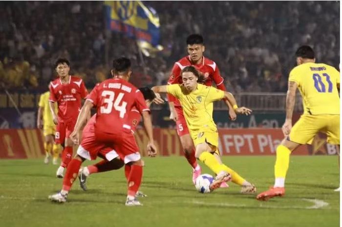 Vị trí thứ ba Sông Lam Nghệ An nắm giữ. Đội bóng xứ Nghệ cùng có 7 điểm như Ninh Bình như thua đối thủ về chỉ số phụ.