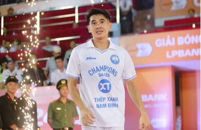 Trong khi đó, hậu vệ Trần Văn Kiên cũng không thể góp mặt do án treo giò sau khi nhận thẻ đỏ ở vòng 2.