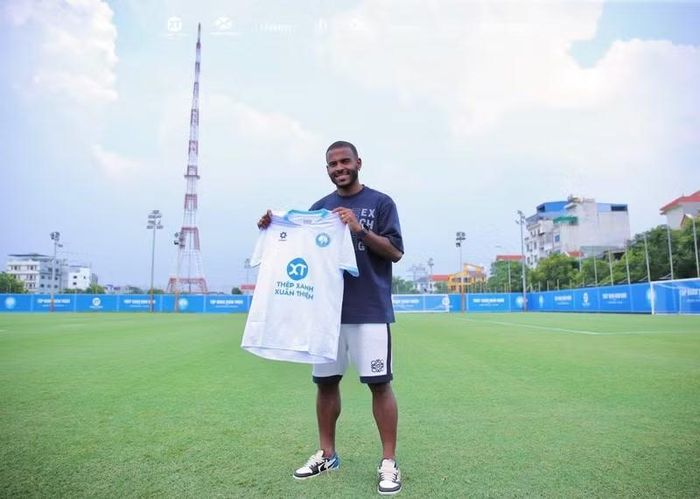 CLB Thép Xanh Nam Định sẽ không có sự phục vụ của hai cầu thủ Ezequiel Santos Da Silva và Trần Văn Kiên trong chuyến làm khách trên sân Đông Á Thanh Hóa ngày 17/10.