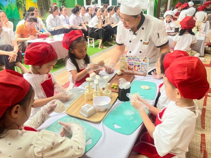 Dự án làm bánh trung thu trong chủ đề hoạt động Trung thu tại Trường Mầm non Ngọc Lan.
