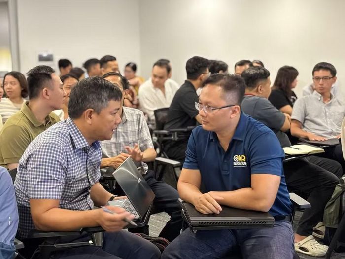 Các học viên khóa huấn luyện mentor kết nối với nhau nhằm phát triển kỹ năng cố vấn. Ảnh: Mai Nguyễn.