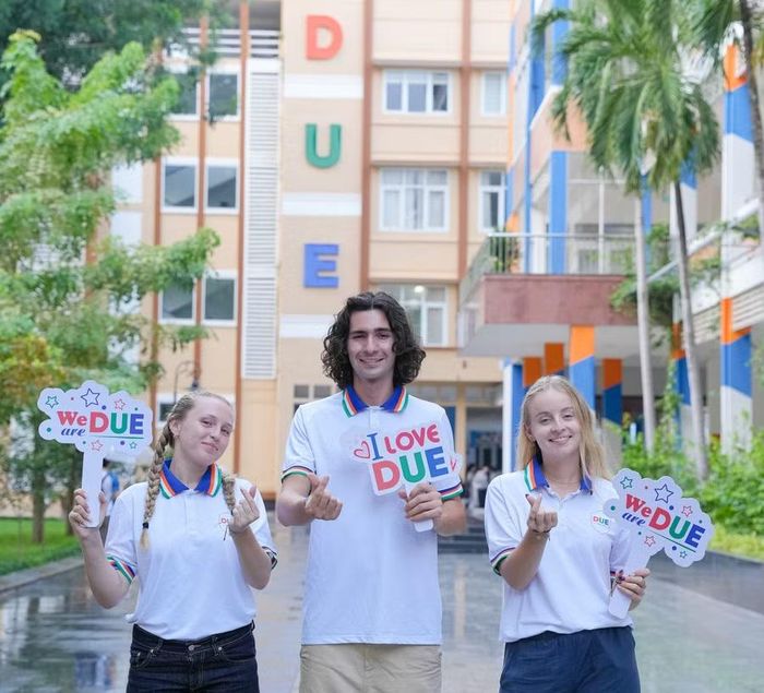 3 lưu học sinh đến từ Pháp đã có những trải nghiệm tại Trường Đại học Kinh tế (từ trái sang: Claire Teppaz, Ange Bellaigue, Paloma Didier).