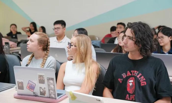Từ trái qua phải, Claire Teppaz, Paloma Didier và Ange Bellaigue trong lớp học tại Việt Nam.