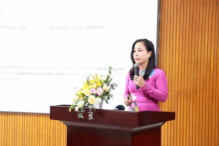 TS. Lê Bí Bo, giảng viên Khoa Luật Dân sự, Trường Đại học Luật TPHCM trình bày tham luận về kiểm soát quyền lực nhà nước.