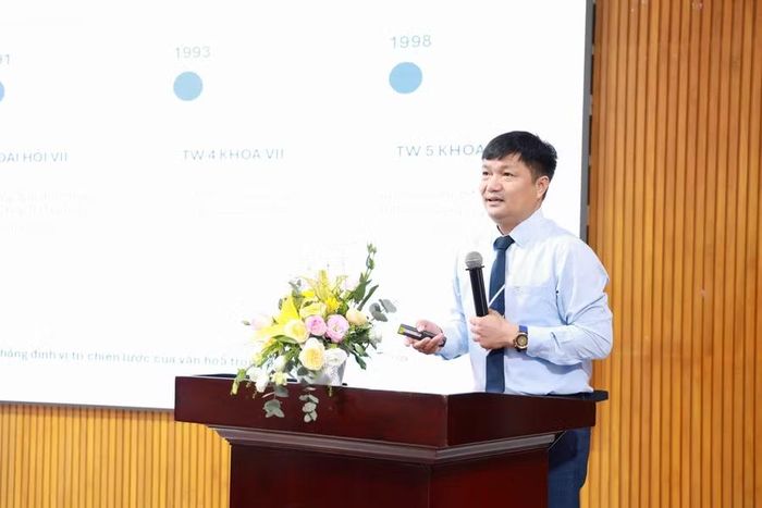 PGS.TS. Vũ Hồng Vận, Trung tâm Lý luận chính trị, Đại học Quốc gia TPHCM trình bày tham luận tại hội thảo.