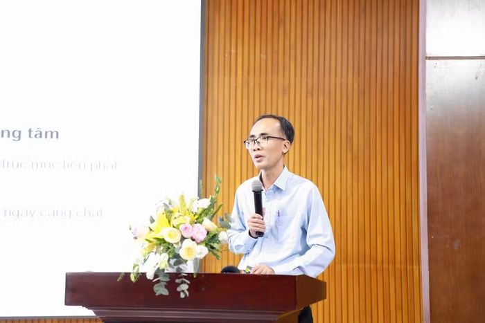 TS. Dương Thành Thông – Phó Trưởng khoa Lịch sử và Quan hệ quốc tế, Trường Đại học Khoa học Xã hội và Nhân văn, Đại học Quốc gia TPHCM trình bày tham luận tại hội thảo.