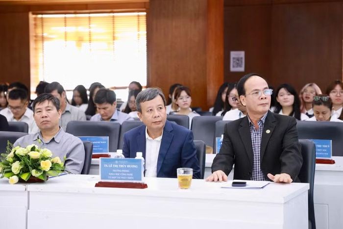 Các chuyên gia, nhà khoa học dự Hội thảo khoa học cấp quốc gia “40 năm đổi mới ở Việt Nam (1986-2026): Lý luận, thực tiễn và định hướng phát triển”,