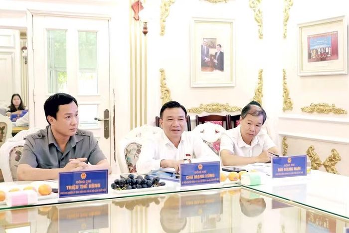 Đại biểu trao đổi tại buổi làm việc.