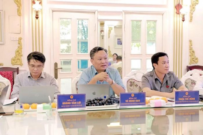 Đoàn công tác trao đổi tại buổi làm việc.