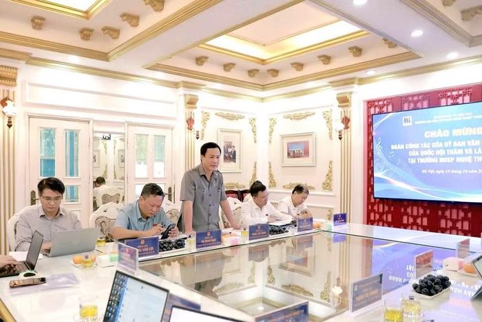 PGS.TS. Triệu Thế Hùng – Phó Chủ nhiệm Ủy ban Văn hóa và Xã hội của Quốc hội phát biểu tại buổi làm việc.