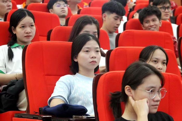 Các sinh viên Đại học Huế chăm chú lắng nghe những vấn đề thời sự về AI tại Hội thảo.