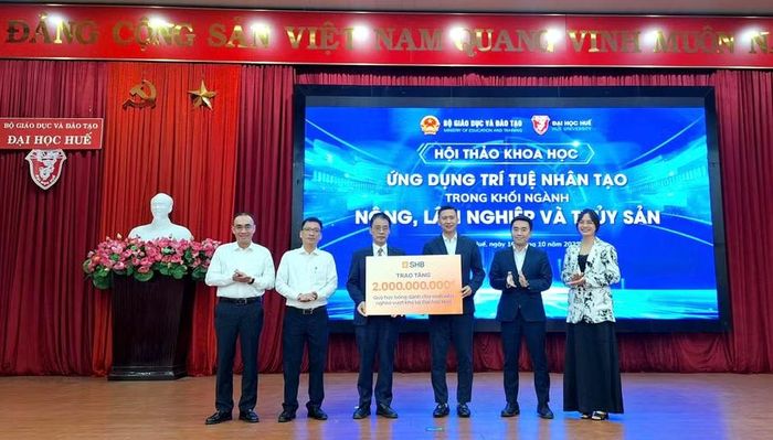 Ngân hàng SHB trao tặng 2 tỷ đồng cho Quỹ học bổng sinh viên nghèo vượt khó Đại học Huế.