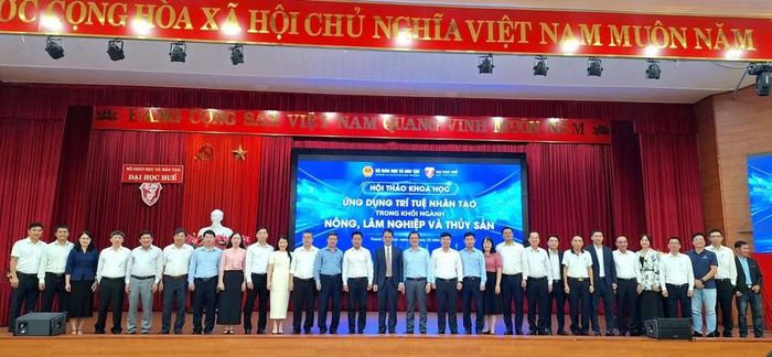 Các đại biểu chụp ảnh lưu niệm.