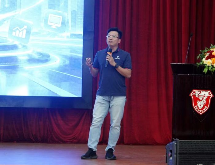 Ông Jake Nguyen, Chairman & CEO Công ty Cổ phần Hyra Tek trao đổi nhiều vấn đề phát triển năng lực AI cho giảng viên trong nghiên cứu và chuyển giao công nghệ.