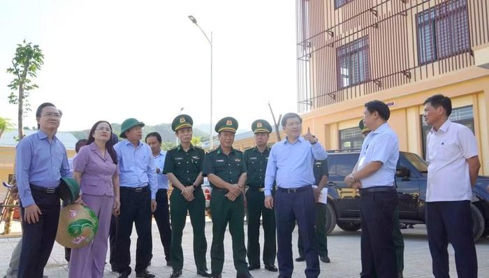 Ông Trần Vũ Khiêm, Phó Bí thư Thường trực Tỉnh ủy, Trưởng Đoàn đại biểu Quốc hội tỉnh Quảng Trị, nhấn mạnh ý nghĩa của việc sớm hoàn thành, đưa các trường vào hoạt động.