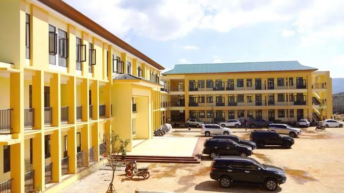 Những ngôi trường mới hiện đại mọc lên trên miền biên giới.