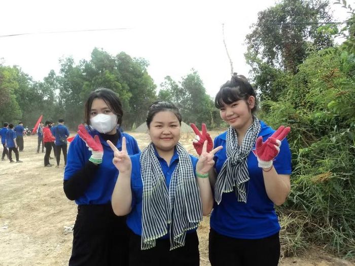 Các bạn đoàn viên thanh niên Trường Cao đẳng Nghề Tây Ninh tham gia chiến dịch “Earth Day Việt Nam 2026”,