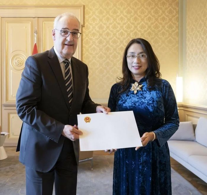 Đại sứ Châu Mai Anh trình Quốc thư lên Tổng thống Thụy Sỹ Guy Parmelin ngày 9/6. (Nguồn: ĐSQ Việt Nam tại Thụy Sỹ)