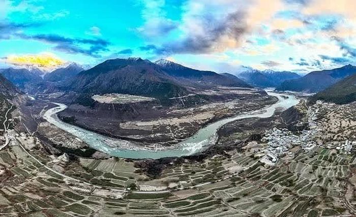 Sông Yarlung Tsangpo chảy qua hẻm núi lớn cùng tên tại Khu tự trị Tây Tạng (Trung Quốc), thượng nguồn của sông Brahmaputra, chảy qua Ấn Độ và Bangladesh. (Nguồn: Getty Images)