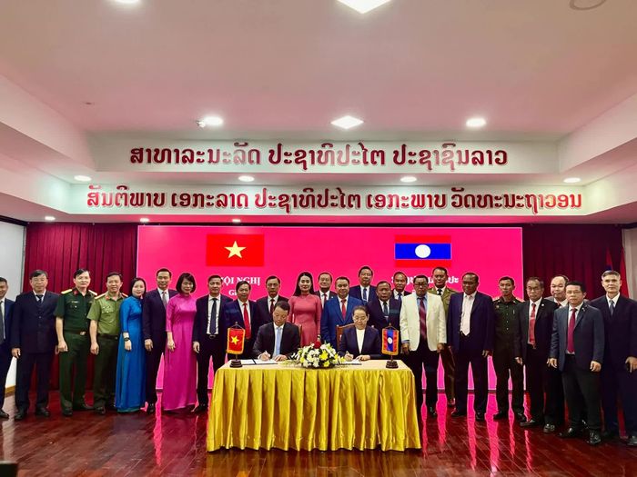 Chủ tịch UBND tỉnh Hà Tĩnh Phan Thiên Định và Chủ tịch Ủy ban Chính quyền tỉnh Savannakhet Davone Xaysoulien ký kết Biên bản Hội nghị cấp cao giữa hai tỉnh, thống nhất các định hướng hợp tác trên nhiều lĩnh vực trong thời gian tới. (Nguồn: Tổng Lãnh sự quán Việt Nam tại Savannakhet)