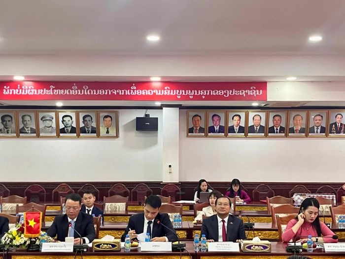 Chủ tịch Ủy ban Chính quyền tỉnh Savannakhet Davone Xaysoulien phát biểu tại Hội nghị cấp cao giữa tỉnh Savannakhet và tỉnh Hà Tĩnh. (Nguồn: Tổng Lãnh sự quán Việt Nam tại Savannakhet)