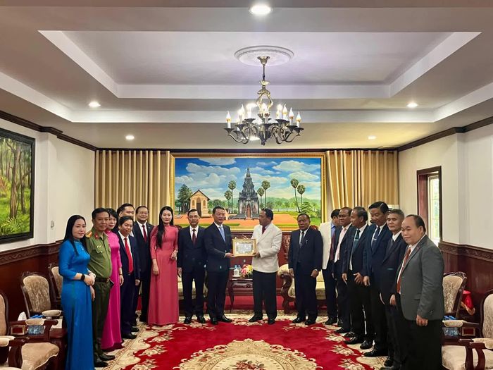 Chủ tịch UBND tỉnh Hà Tĩnh Phan Thiên Định trao tặng 200 triệu đồng hỗ trợ tỉnh Savannakhet khắc phục hậu quả thiên tai, ổn định đời sống người dân và phục hồi sản xuất. (Nguồn: Tổng Lãnh sự quán Việt Nam tại Savannakhet)