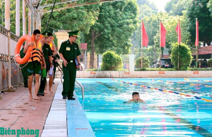 Cán bộ dự thi thực hiện phần thi bơi tự do dưới sự giám sát của giám khảo và lực lượng bảo đảm an toàn. Ảnh: Tuấn Kiệt