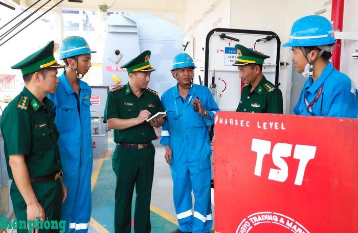 Cán bộ Đồn Biên phòng cửa khẩu cảng Hòn Gai tuyên truyền, phổ biến các quy định của pháp luật về an ninh, trật tự khu vực cửa khẩu cảng cho thuyền viên. Ảnh: Dân Chủ
