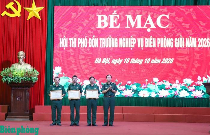 Thiếu tướng Hoàng Hữu Chiến trao Bằng khen của Bộ Tư lệnh Bộ đội Biên phòng cho các tập thể đoạt giải Nhất, Nhì, Ba. Ảnh: Ngọc Lâm